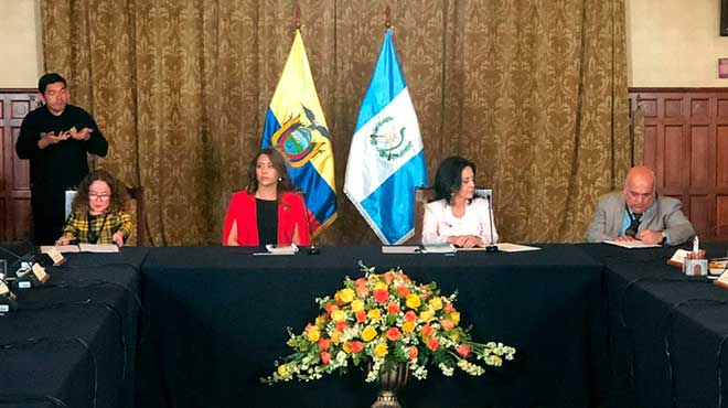 Xavier Torres y Rosa Aldana suscriben convenio de cooperacin, en presencia de las primeras damas de ambos pases. 