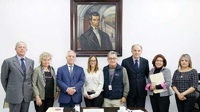 Vernica Espinosa, ministra de salud, junto a autoridades ecuatorianas e italianas.