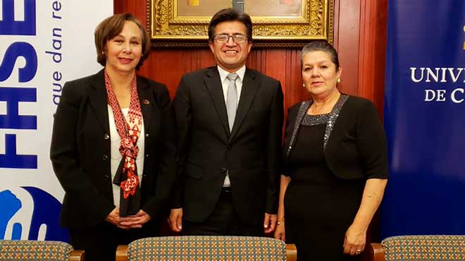 Lourdes Jerves, presidenta de FASEC, Pablo Vanegas, rector de la Universidad de Cuenca, y Narcisa Arce, directora de la carrera de Enfermera.