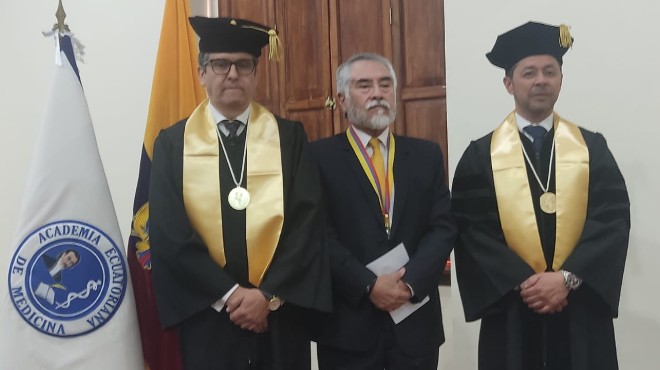 Enrique Terán, académico de número; Wellington Aguirre, presidente de la Academia Ecuatoriana de Medicina, y, Oscar Aparicio, presidente de la Academia Hispanoamericana de Doctores.