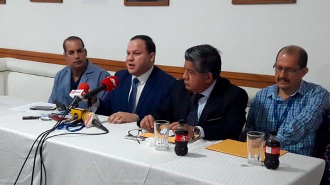 Juan Carlos Estrada, mdico cirujano, Ernesto Carrasco, presidente de la FME, Washington Ladines, presidente del Colegio de Mdicos del Guayas, y Frank Alarcn, paciente afectado.