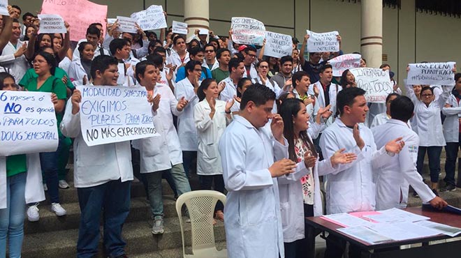 Estudiantes de la Universidad de Guayaquil realizan plantn.