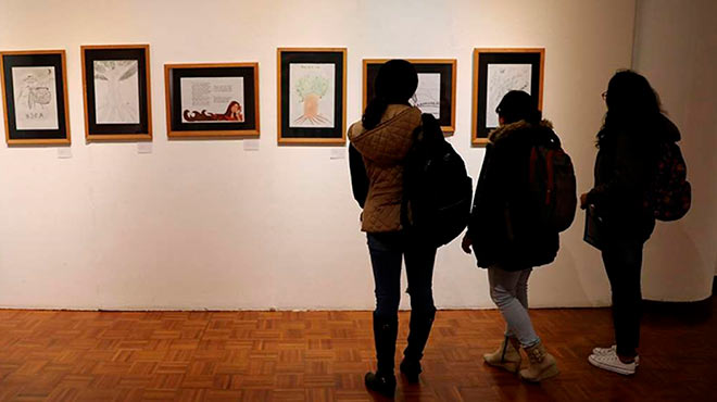 Exposicin de arte organizada por estudiantes de Psicologa Clnica de la PUCE / Foto: EFE.