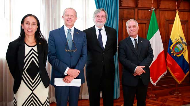 Gabriela Muoz, codirectora ecuatoriana del FIEDS, Carlo Miglioli, codirector italiano del FIEDS, Andrs Tern, ministro de Relaciones Exteriores y Movilidad Humana (s) y Marco Tornetta, embajador de Italia en Ecuador.