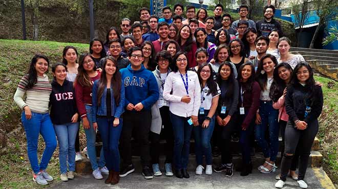 Estudiantes de cuarto semestre de la carrera de Medicina de la UCE.