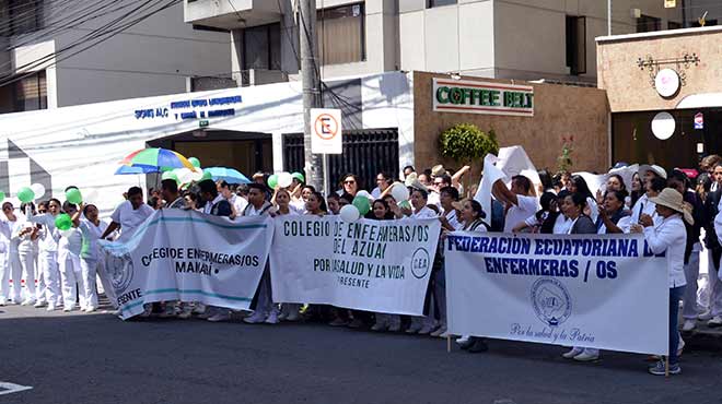 Enfermeras y enfermeros en plantn frente al CES.