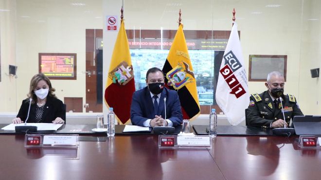 Rosi Prado de Holgun, ministra de Turismo, Juan Zapata, director general del ECU911, y General Fausto Salinas, de la Polica Nacional.