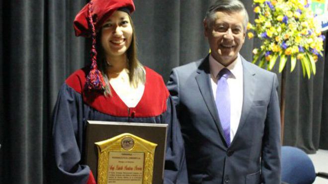 Estudiante de Medicina junto a Fernando Sempertegui, rector de la Universidad Central.