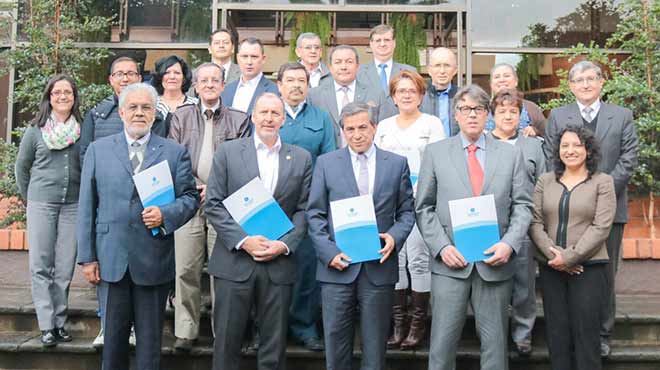 Francisco Salgado, rector de la UDA, junto a representantes de varias instituciones.