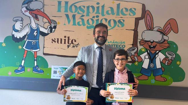 Los ni�os ganadores del concurso de dibujo junto con Juan Pablo N��ez.