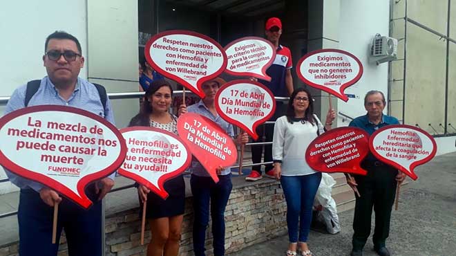 Pacientes de Fundhec en los exteriores del HTMC.