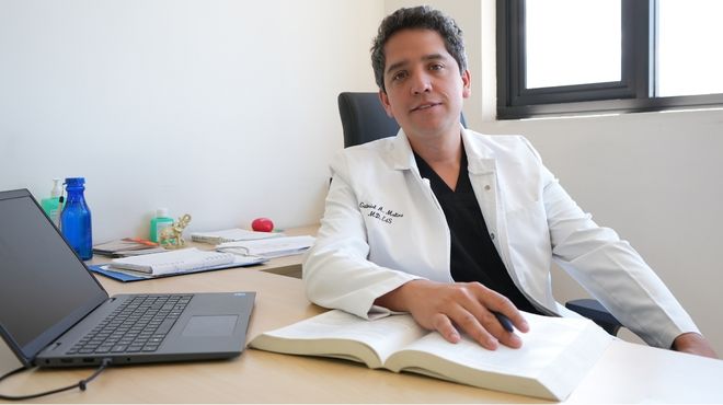 Gabriel Molina, cirujano laparosc�pico del IESS Quito Sur. 