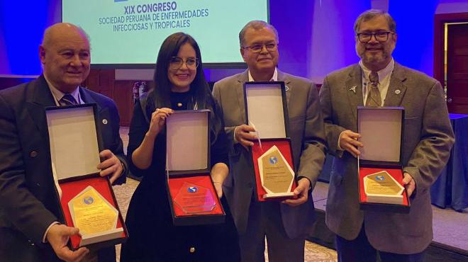 Gabriela Zambrano recibi la medalla 'Carlos Meja Villatoro'.