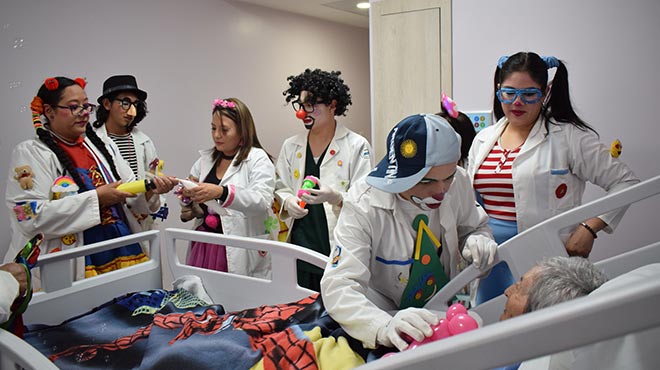 Miembros del grupo Clown Hospital General Quito Sur visitan a los pacientes
