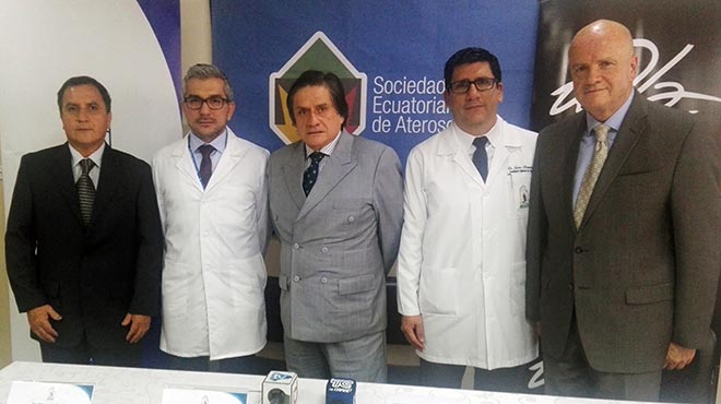 Marcelo Erazo, representante de la Sociedad Ecuatoriana de Aterosclerosis, Miguel Moreira, director tcnico mdico del HCAM, Juan Pez, gerente general del HCAM, Javier Bermdez, coordinador general de trasplantes del HCAM, y Alfredo Borrero, decano de la Facultad de Ciencias de la Salud de la UDLA.