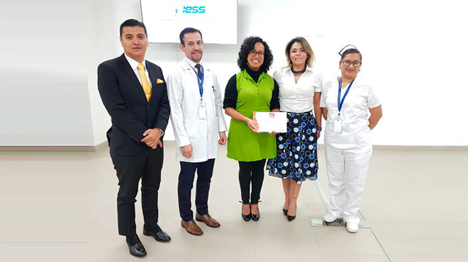 Autoridades del HQSUR reciben la certificacin del MSP.