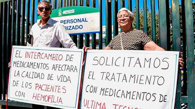 Realizado un plantn pacfico frente a la casa de salud. 