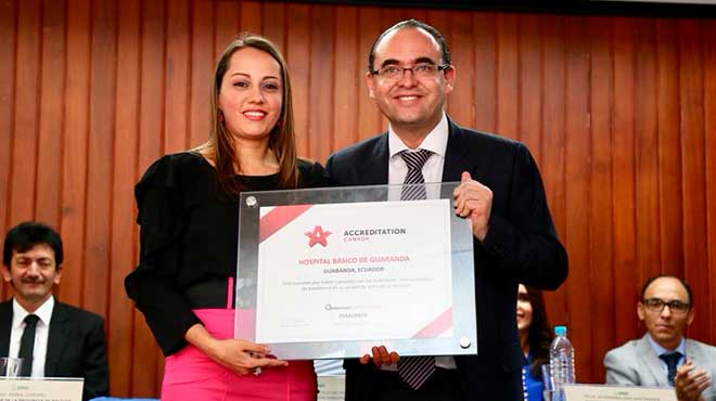 Stephanie Arregui, directora m�dica del Hospital B�sico Guaranda, y Manolo Rodas, presidente del Consejo Directivo del IESS.