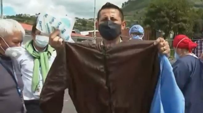 Los trabajadores de la salud han organizado un plantn frente al hospital.