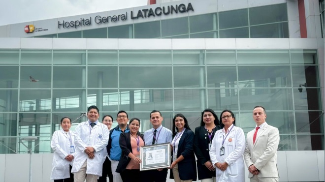 Autoridades reciben la certificacin.
