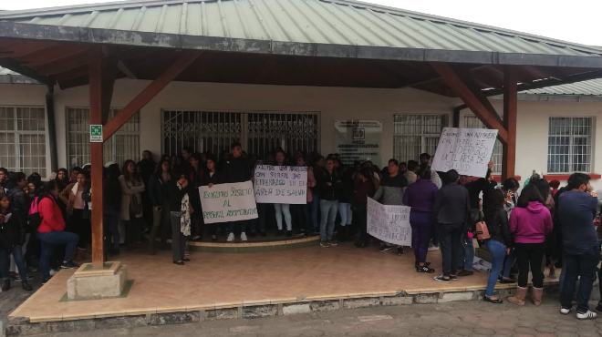 Los funcionarios del hospital han organizado un plantn pacfico para dar a conocer sus motivos.