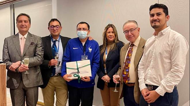 Dr. Michelle Ugazzi, jefe de Docencia; Dr. Santiago Ruales, director mdico del HDLV; Dr. Patricio Acosta, gineclogo hospitalario; Ing. Diana Pinilla, gerente general del HDLV; Dr. Henry Vsconez, decano de la Facultad de Medicina de la USFQ; Dr. Cristhian Bravo, subdirector mdico del HDLV.