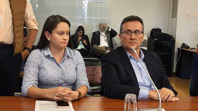 Andrea Prado y Gerardo Dvalos, mdicos del Hospital Baca Ortiz.