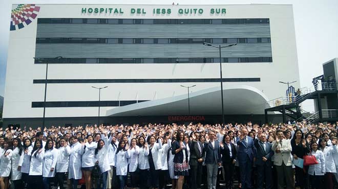 Directivos del IESS juntos a funcionarios del Hospital del IESS 'Quito Sur'.