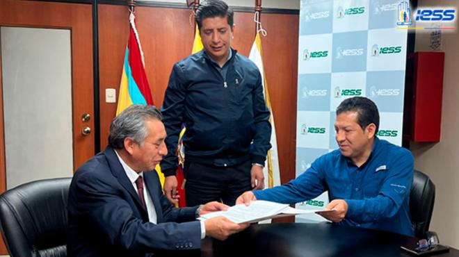 Autoridades firmando el convenio.