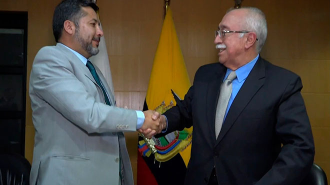 David R�ales, director general del IESS, y Jorge Cevallos, presidente de SOLCA Quito.