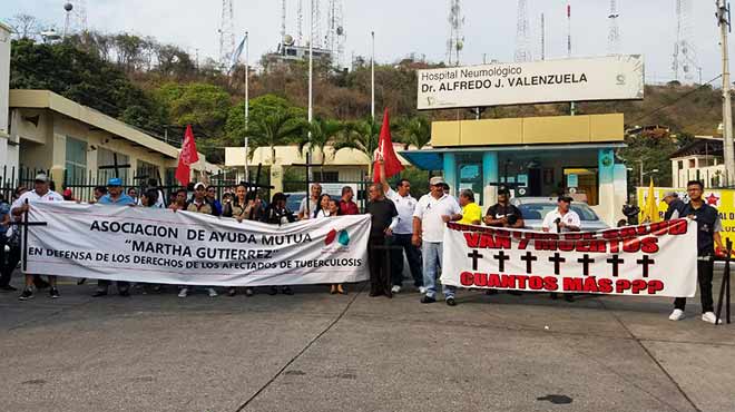 Siguen protestas por la clausura de la unidad mdica.