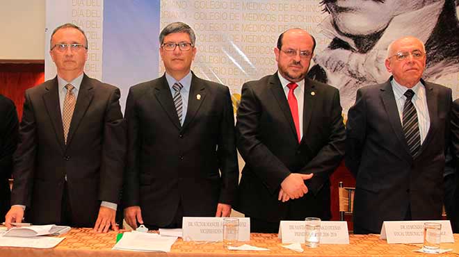 Carlos Crdenas, secretario del CMP, Vctor lvarez, vicepresidente del CMP, Santiago Carrasco, presidente del CMP, y Edmundo Montiel, presidente del Tribunal de Honor del CMP.