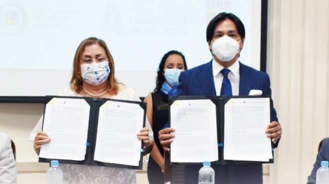 Gulnara Borja, directora ejecutiva del INSPI y Roberto Tolozano, rector de la Universidad Bolivariana del Ecuador.