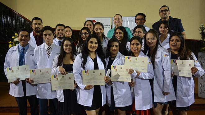 Estudiantes de Medicina de la Universidad Catlica de Cuenca cumplieron su internado rotativo.