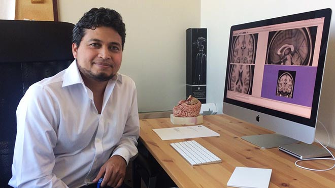Josu Avecillas, neurocirujano ecuatoriano.