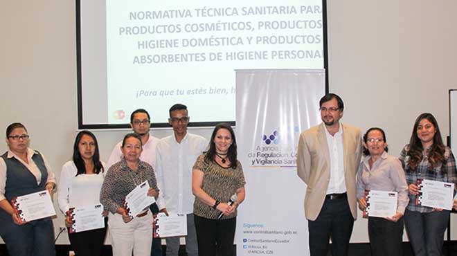 Juan Carlos Galarza, director del ARCSA, junto a fabricantes nacionales