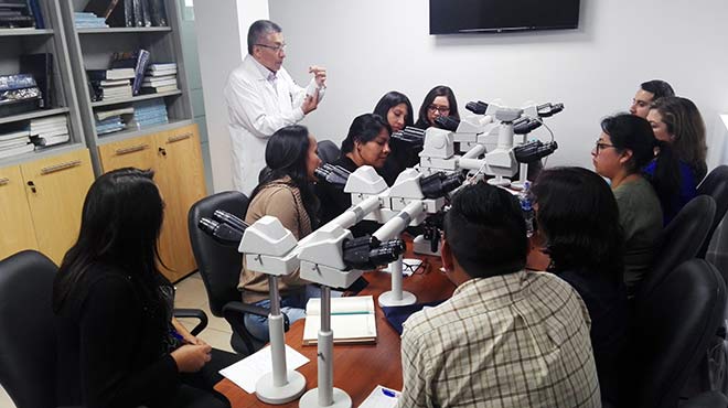 El especialista Patricio Hidalgo imparte el taller de Hematolog�a. 
