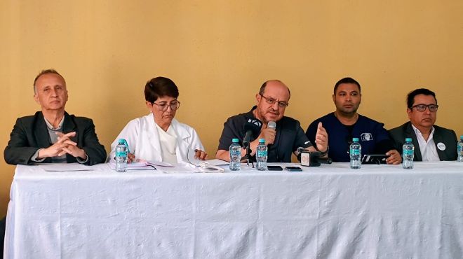 Rueda de prensa de los gremios de salud en Quito.