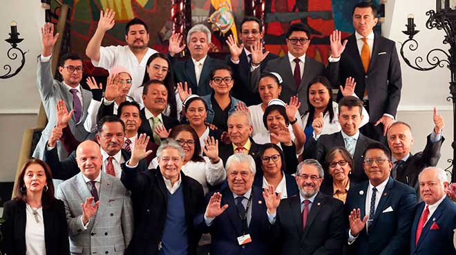 El presidente Guillermo Lasso junto a representantes de gremios, MSP y Comisin de Salud.