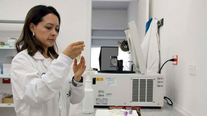 Linda Guamn, docente e investigadora del Centro de Investigacimn de Biotecnologa de la UTE.