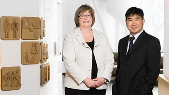 Luanne Metz y V. Wee Yong, autores del estudio