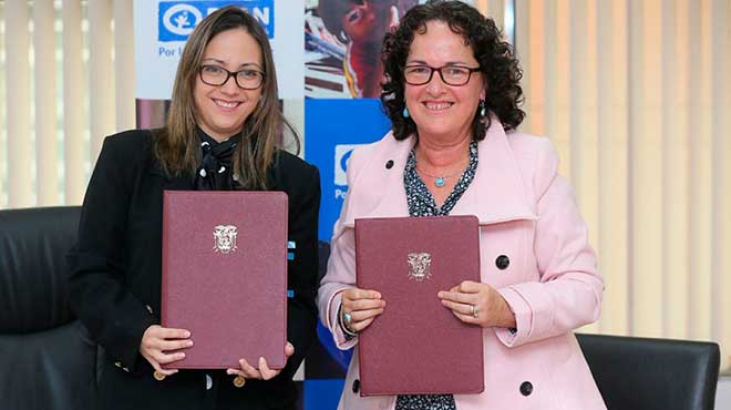 La ministra Vernica Espinosa junto a Rossana Viteri, directora de Plan Internacional.