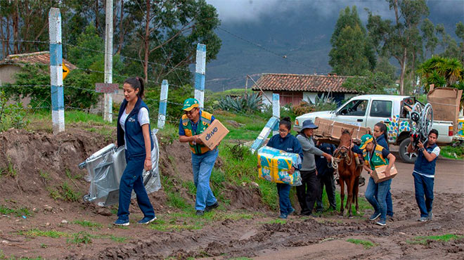 Miembros de Las Manuelas y Mdico del Barrio visitan parroquias de Azuay.