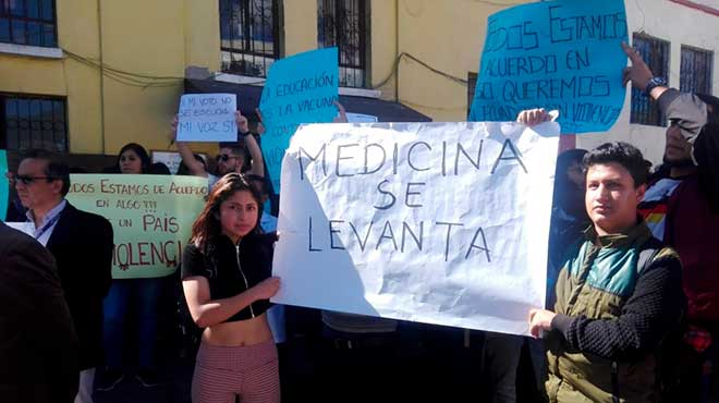 Estudiantes de Medicina en la manifestacin.