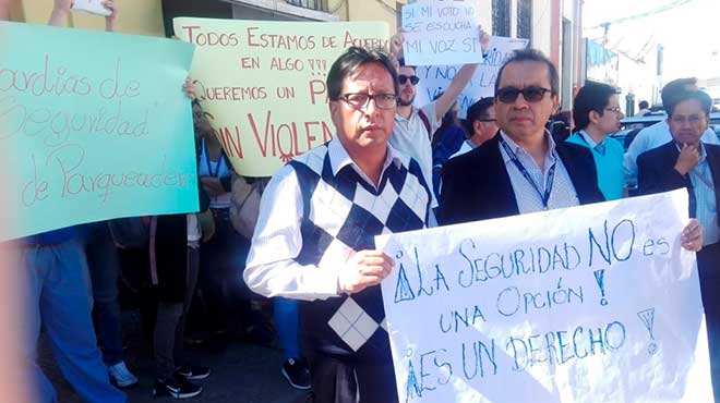 Docentes de la UCE apoyando la iniciativa estudiantil.