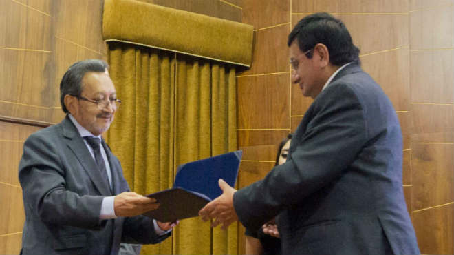 Gabriel Galarza, presidente del CACES, entrega certificado de acreditacin a Galo Naranjo, rector de la UTA.