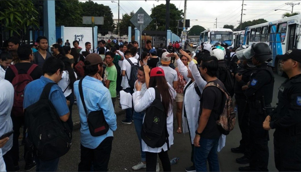 Estudiantes de Medicina realizaron un plantn en das anteriores. 