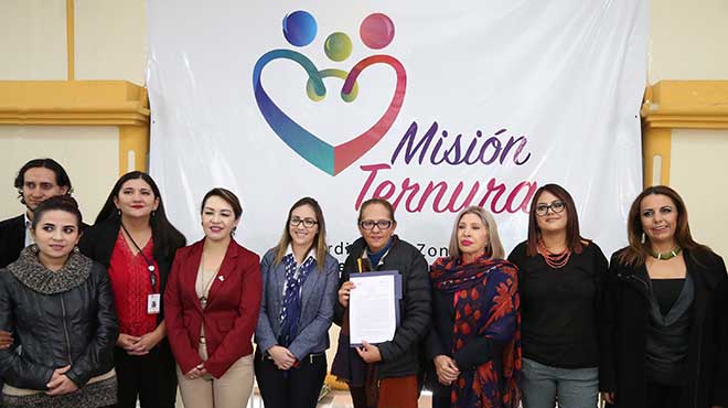 Autoridades en el lanzamiento de Misi�n Ternura en Quito.