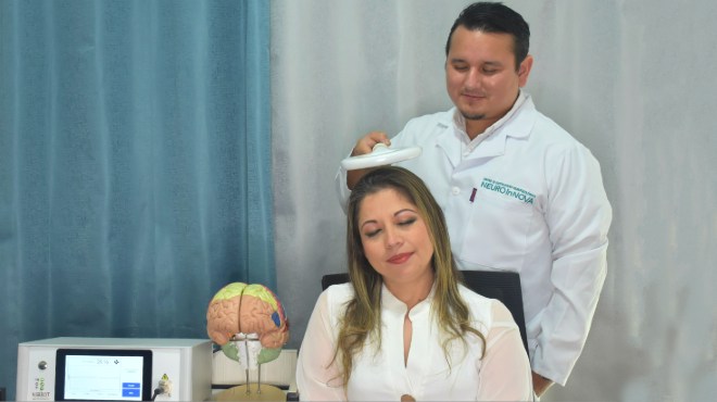 Thonny Espinosa Mendoza realizando una sesin de Estimulacin Magntica Transcraneal.