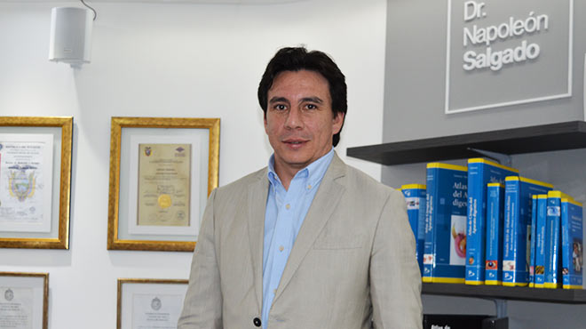 Napolen Salgado, cirujano baritrico del Hospital Metropolitano